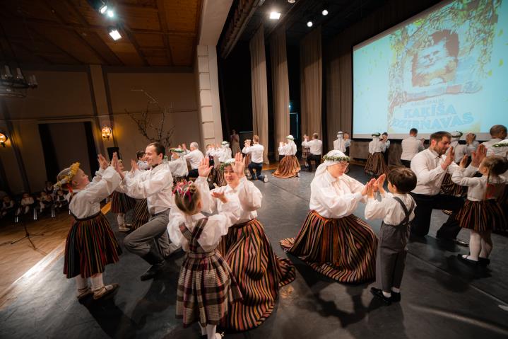 Dejo kopā ar vecākiem- 2023